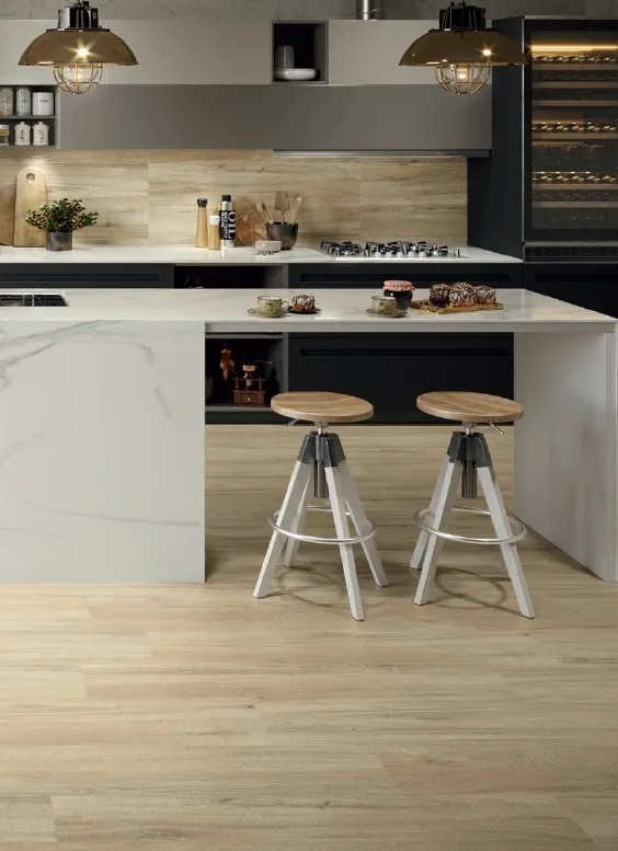 Cocina con azulejos efecto madera en tonos cálidos, colección Lakeview de Colorker
