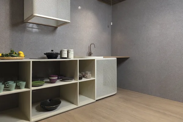 Cocina con azulejos efecto madera en tonos neutros, colección Lenk de Peronda
