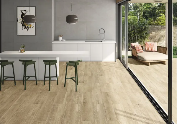 Cocina con azulejos efecto madera en tonos cálidos, colección Lenk de Peronda