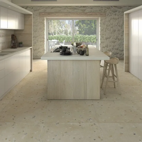 Cocina con azulejos efecto madera en tonos cálidos, colección Lignum de Vives