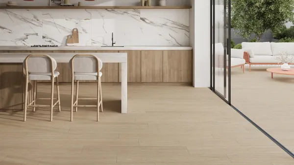 Cocina con azulejos efecto madera en tonos cálidos, colección Livo de Fanal