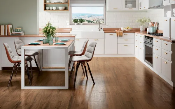 Cocina con azulejos efecto madera en tonos cálidos, colección Montana de Colorker