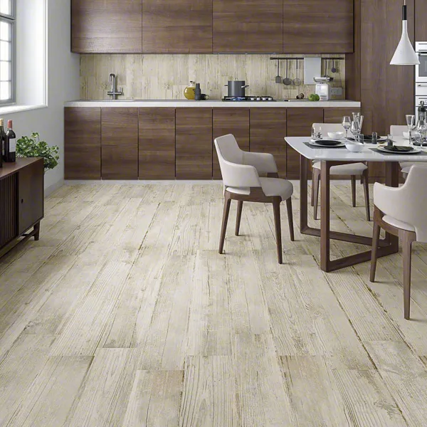 Cocina con azulejos efecto madera, colección Nivala de Vives