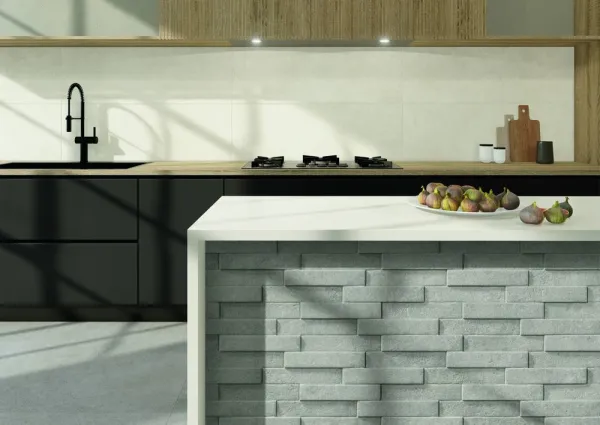 Cocina con azulejos efecto madera en tonos neutros, colección Sinfonia de Natucer