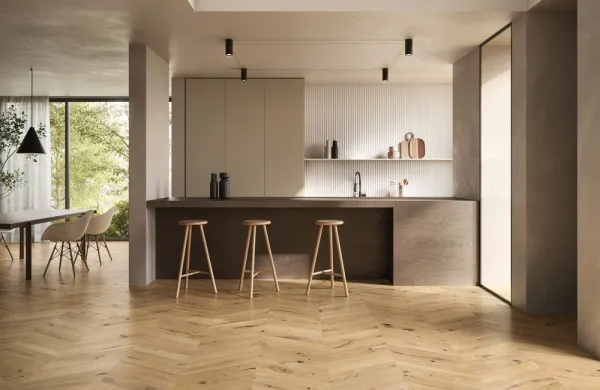 Cocina con azulejos efecto madera en tonos cálidos, colección Solorovere de Ceramiche Piemme
