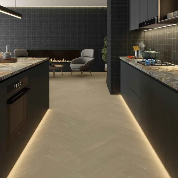 Cocina con azulejos efecto madera en tonos cálidos, colección Tandem wood de Vives