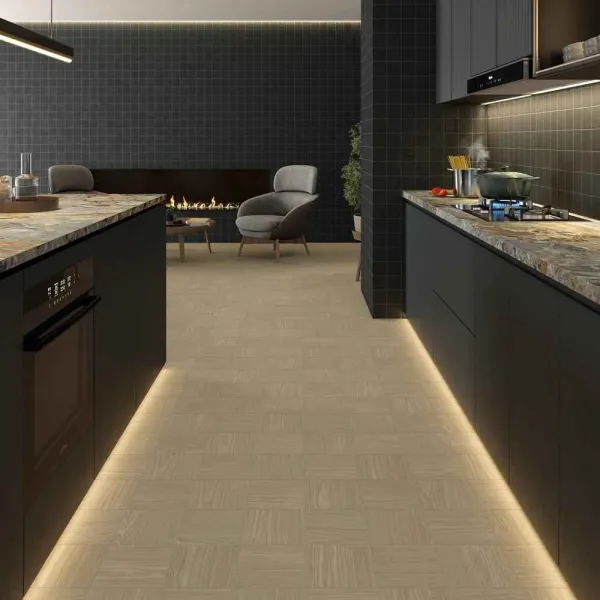 Cocina con azulejos efecto madera en tonos cálidos, colección Tandem wood de Vives