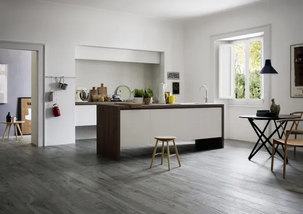 Cocina con azulejos efecto madera en tonos neutros, colección Treverkhome de Marazzi