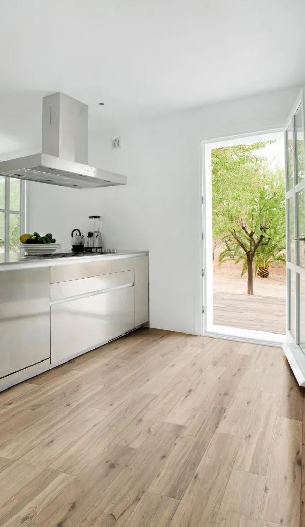 Cocina con azulejos efecto madera en tonos neutros, colección Treverkview de Marazzi