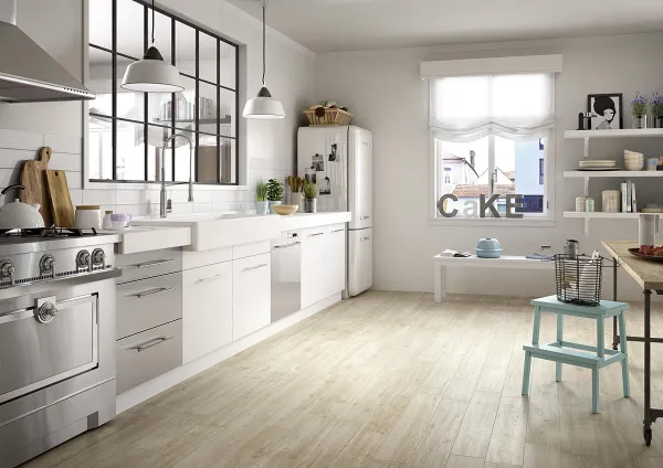 Cocina con azulejos efecto madera, colección Treverkway de Marazzi