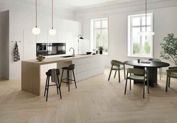 Cocina con azulejos efecto madera, colección Verbier de Peronda