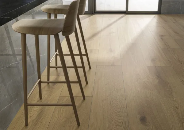 Cocina con azulejos efecto madera en tonos cálidos, colección Vermont de Cifre
