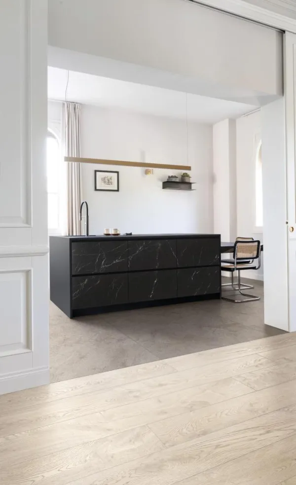 Cocina con azulejos efecto madera en tonos neutros, colección Vero de Marazzi