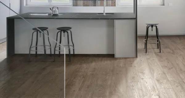 Cocina con azulejos efecto madera en tonos neutros, colección Vero de Marazzi