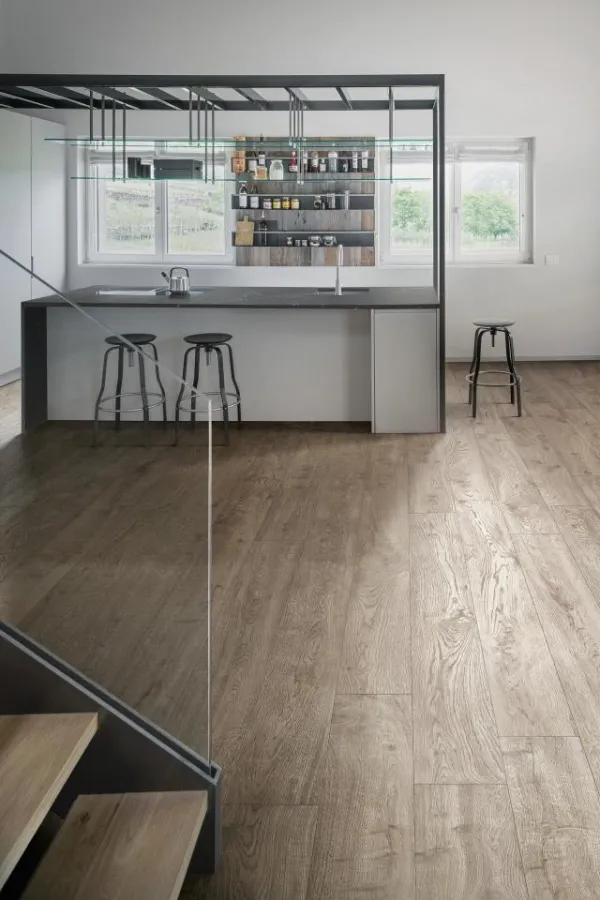 Cocina con azulejos efecto madera en tonos neutros, colección Vero de Marazzi
