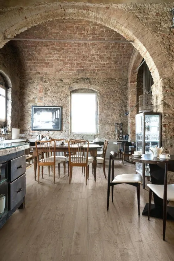 Cocina con azulejos efecto madera en tonos cálidos, colección Vero de Marazzi