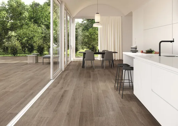 Cocina con azulejos efecto madera en tonos cálidos, colección Whistler de Peronda