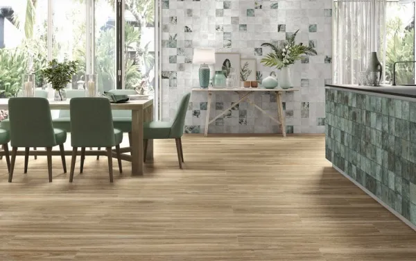Cocina con azulejos efecto madera, colección Woodsense de Colorker