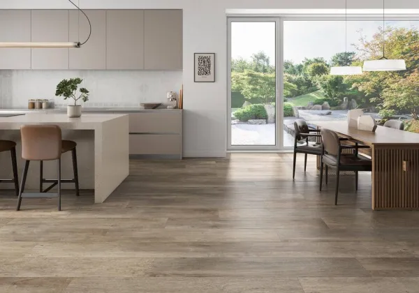 Cocina con azulejos efecto madera en tonos cálidos, colección Woodside de Colorker
