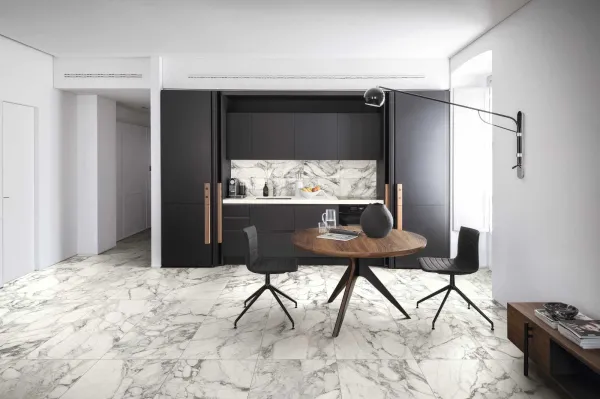 Cocina con azulejos efecto mármol en tonos neutros, colección Allmarble de Marazzi