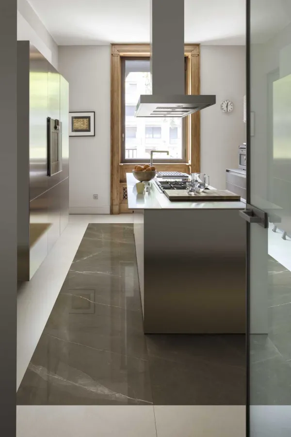 Cocina con azulejos efecto mármol en tonos neutros, colección Allmarble de Marazzi
