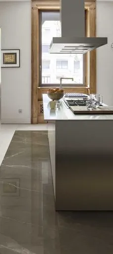 Cocina con azulejos efecto mármol en tonos neutros, colección Allmarble de Marazzi