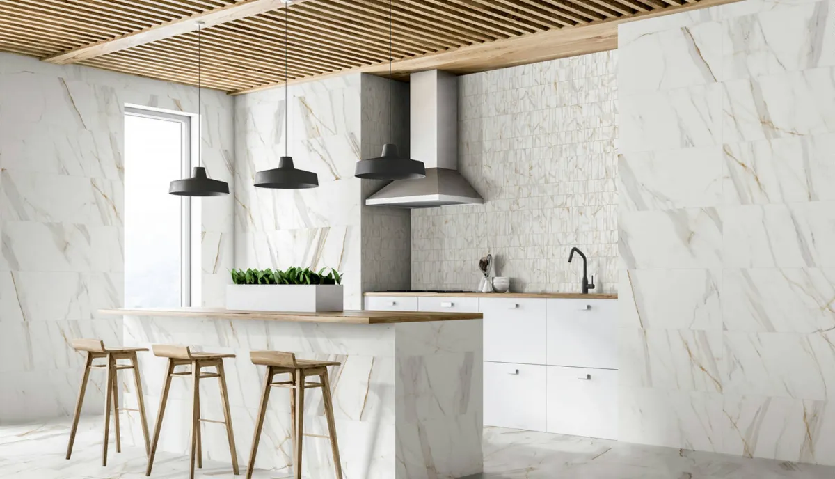 Cocina con azulejos efecto mármol en tonos neutros, colección Ardenza de Keros