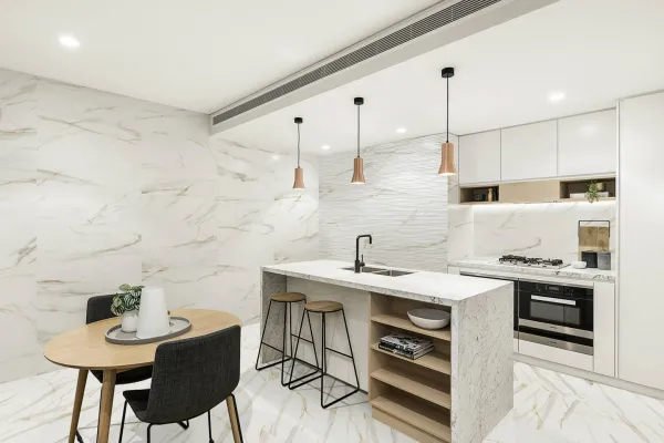 Cocina con azulejos efecto mármol en tonos neutros, colección Ardenza de Keros