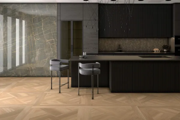 Cocina con azulejos efecto mármol en tonos cálidos, colección Atlas de TAU ceràmica