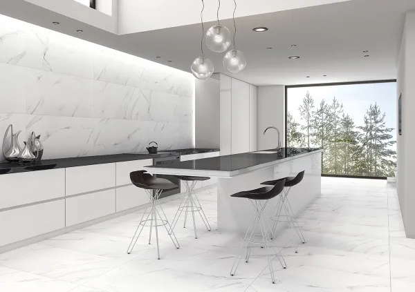 Cocina con azulejos efecto mármol en tonos neutros, colección Baranello de TAU ceràmica