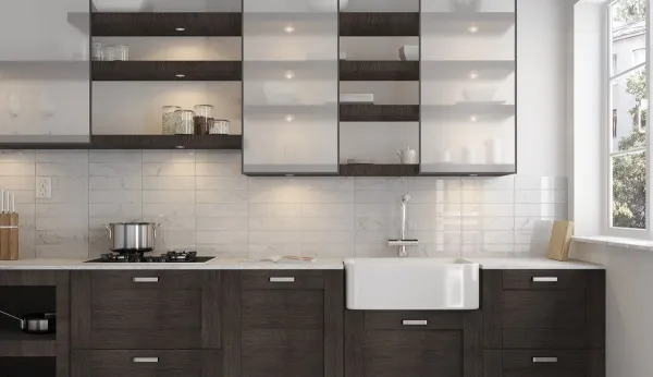 Cocina con azulejos efecto mármol en tonos neutros, colección Carrara de Equipe