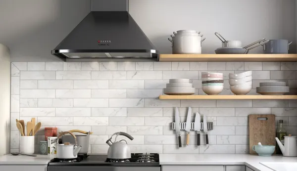Cocina con azulejos efecto mármol en tonos neutros, colección Carrara de Equipe
