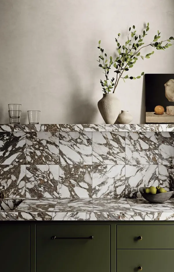 Cocina con azulejos efecto mármol, colección Classic marbles de Ribesalbes
