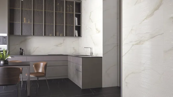 Cocina con azulejos efecto mármol en tonos neutros, colección Diamond gold de Cifre