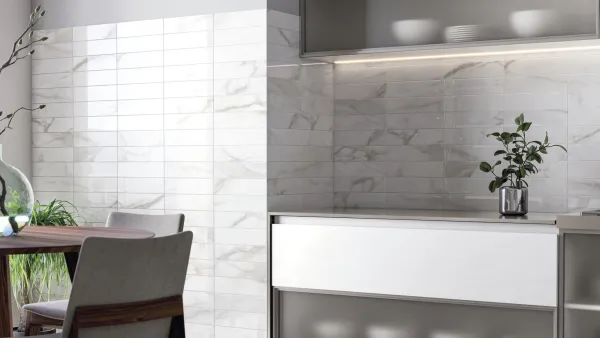 Cocina con azulejos efecto mármol en tonos neutros, colección Diamond gold de Cifre