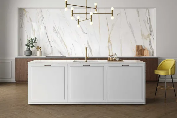 Cocina con azulejos efecto mármol, colección Emporio de TAU ceràmica