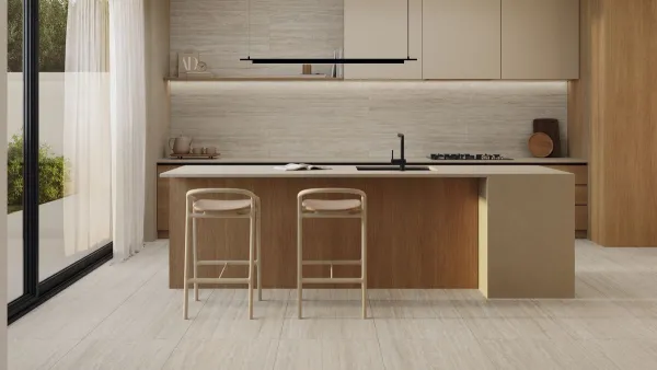 Cocina con azulejos efecto mármol en tonos cálidos, colección Flavia de Argenta