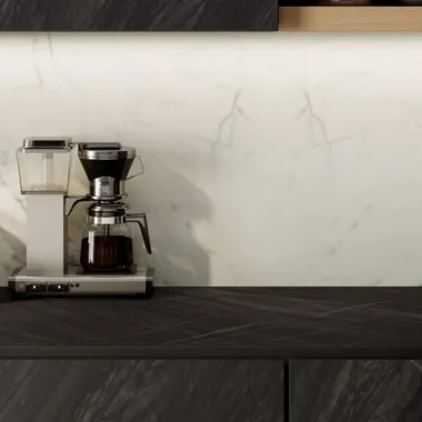 Cocina con azulejos efecto mármol en tonos neutros, colección Grande stone de Marazzi