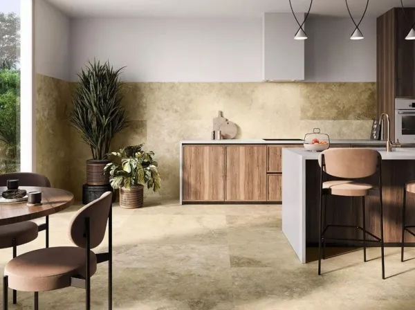 Cocina con azulejos efecto mármol en tonos cálidos, colección Izmir de New Tiles