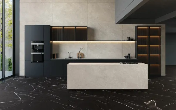 Cocina con azulejos efecto mármol en tonos neutros, colección Linen de Museum