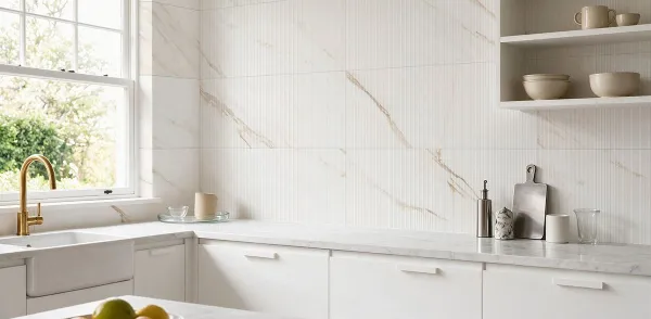 Cocina con azulejos efecto mármol, colección Lucca de TAU ceràmica