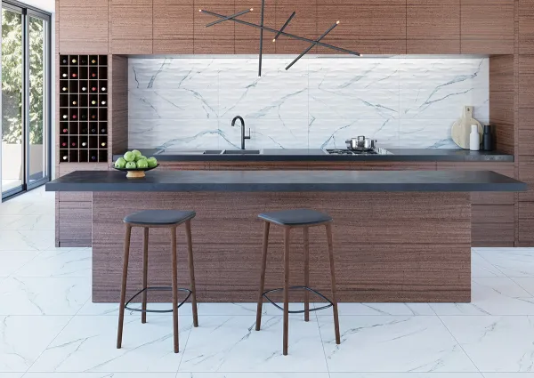 Cocina con azulejos efecto mármol en tonos fríos, colección Marbleous de Metropol