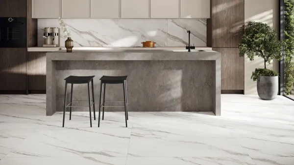 Cocina con azulejos efecto mármol en tonos neutros, colección Nesta de Argenta