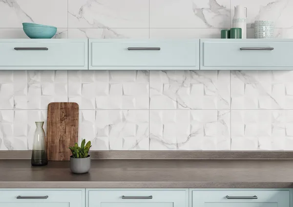 Cocina con azulejos efecto mármol en tonos neutros, colección Pune de Alaplana