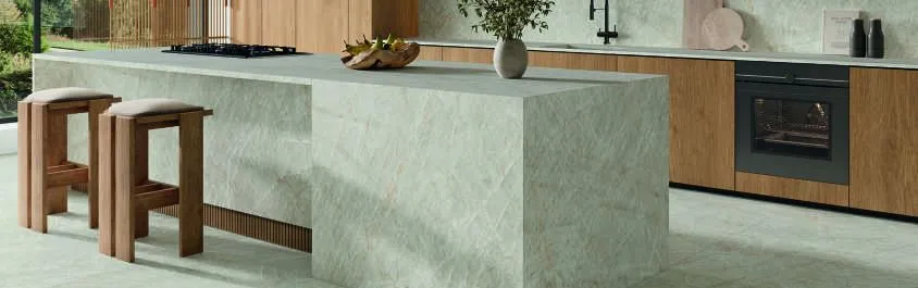 Cocina con azulejos efecto mármol, colección Taj mahal de Alaplana