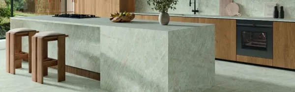 Cocina con azulejos efecto mármol, colección Taj mahal de Alaplana