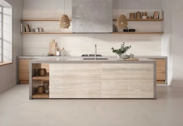 Cocina con azulejos efecto mármol en tonos cálidos, colección Travertino de TAU ceràmica