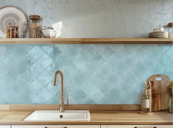 Cocina con azulejos efecto monocolor en tonos fríos, colección Agadir de Dune