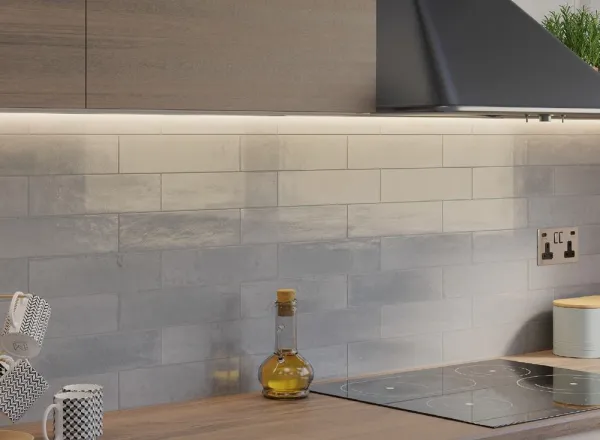 Cocina con azulejos efecto monocolor en tonos neutros, colección Agadir de Dune