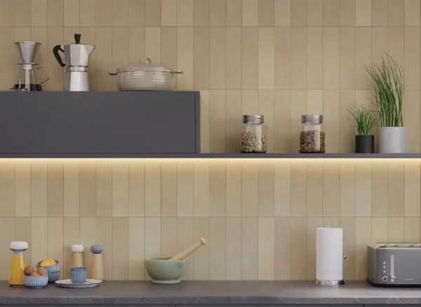 Cocina con azulejos efecto monocolor en tonos cálidos, colección Agadir de Dune